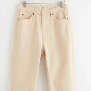 Beiga jeans  - Beiga jeans I nyskick, köpta av en person här på Plick men va tyvärr lite för små för mig, dock Sååå fina!! De är i helt nyskick och inga skador på alls! ✨ Bilderna är lånade från hemsidan de är från(Lindex) men kan skicka bilder på Jeansen också. Frakten är spårbar men om annat önskas kan de fixas, köparen står för frakten