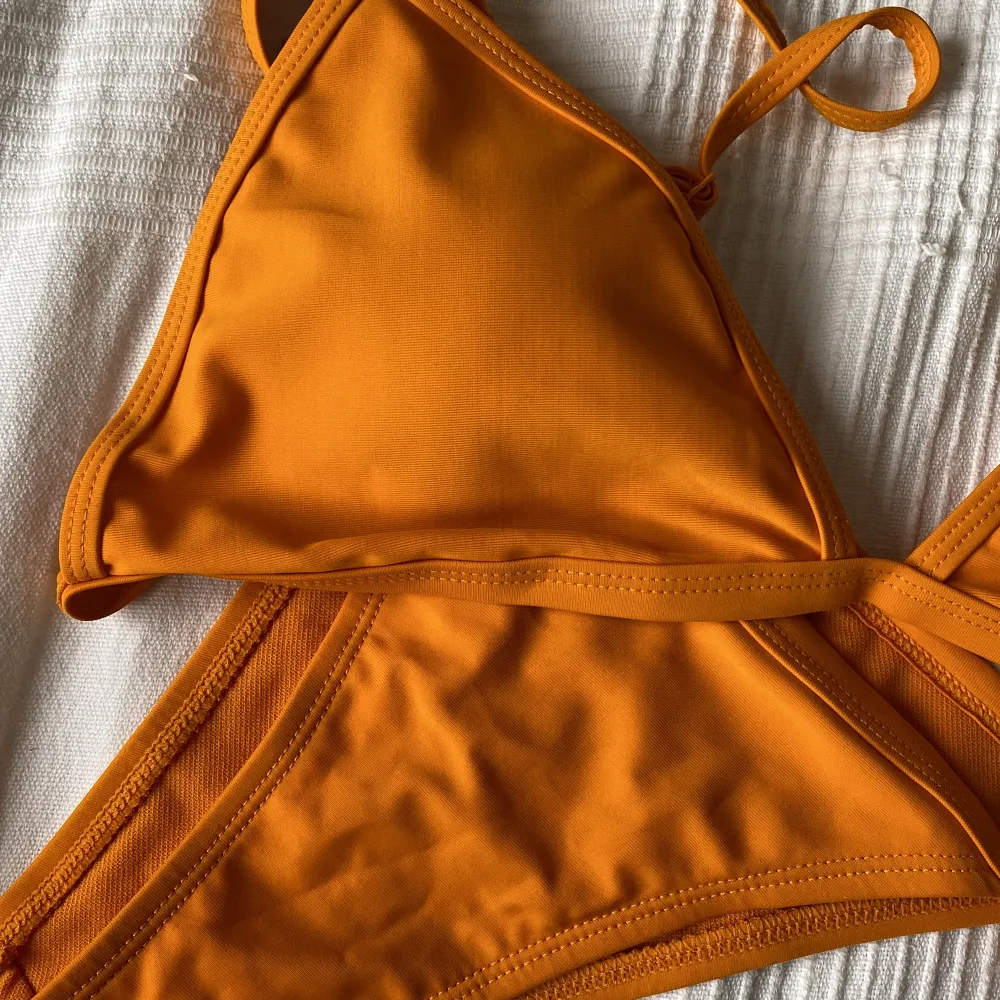 Orange bikini från Nelly. Otroligt fin färg som framhäver ens bränna väldigt bra. Sparsamt använd (ca 5 gånger) Tyvärr är den för stor för mig. Str. S men skulle säga att passformen är M-S. (Jag är XS). Övrigt.