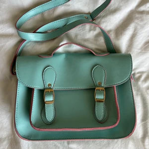 Väska  - Super snygg väska som är rymlig, många fack i stora ”fickan” även ett fack yttre! Frakt betalar köparen🥰