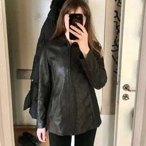 Vintage vårjacka i äkta läder  - Jättefint skick på denna vintage läderjacka. Detta är passformen på mig som är storlek 36. Jackan är dock märkt storlek 40. 