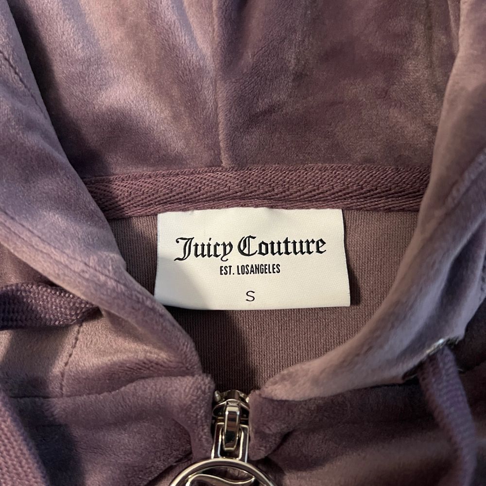 Säljer min Juicy Couture UrbanOutfitters Anniversary Edition huvtröja pga att jag inte använder den så mycket. Den är i färgen Lilac men ser lite mörk ut på bilderna. Kontakta mig ifall du har frågor. Priset kan diskuteras ☺️ (nypris 990kr). Huvtröjor & Träningströjor.
