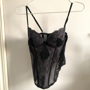 Korsett - INTRESSEKOLL inte säker på om jag vill sälja. Korset från HM men köpt på beyond retro.❣️