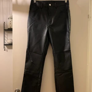 Skinnbyxor prislapp sitter kvar! - Skinnbyxor från hm. Aldrig använda. Prislapp sitter kvar. Inköpta för 249kr.