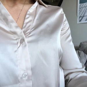 Så fin skjorta från H&M stl 34 🤍 - Fin sidenskjorta från H&M stl 34 🤍 använd en gång.