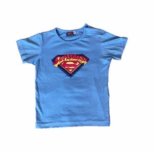 Babytee - En babytee köpt på en marknad i stan, säljer pga att den ej används, aldrig använd och inga skador❤️ väldigt tajt och liten så skulle rekommendera någon som har strl xxs att köpa❤️