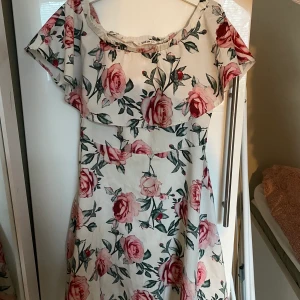 Shine sommar klänning !!💗 - Super snygg shine sommar klänning !!! Passar perfekt till skolavslutning eller midsommar!💖passar till folk med XS eller på gränsen small 🥰🥰 köparen står för frakt (45kr) skriv gärna om du är intresserad!  🥰🥰