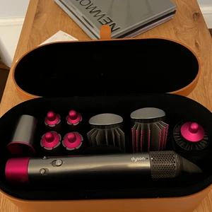 Dyson airwrap  - Fantastiska lockar men min dyson har bara kommit till användning 2 gånger. Känner att den gör mer nytta hos någon annan! Skicket är som ny. (Inköpt för 5200 kr)
