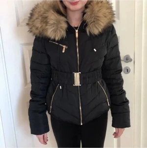 Jacka - Fint skick, löstagbar pälskrage, skärp. 