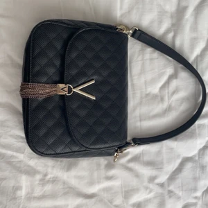 Säljer just nu denna Valentino väskan!💕 - Säljer nu denna Valentino väskan, som ej kommit till användning (helt okej skick). Vid intresse hör av er. (Frakt diskuteras vid intresse) 💕💕