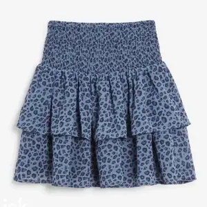 Säljer min jätte finna Kappahl kjol för den inte kommer till användning.<3 Jag har bara använt den några få gånger. Storleken är 146-152💙Köpte för kanske 350kr men säljer för 200kr .Kan kanske gå ner i pris💙 Tror inte den finns kvar på hemsidan.<3