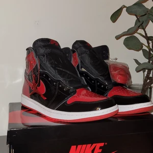 Air Jordan 1 High Retro Patent Bred - Höga jordan 1s i klassisk bred cw. Cond- DSWT storlek 42.5 Kvitto och referenser finns!