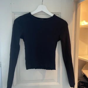 Svart tröja med öppet i ryggen - Super snygg tröja som är öppen i ryggen används inte längre tyvärr 🥰