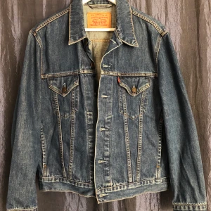 Levis jeans jacka  - Säljer denna levis jeans jacka, äldre model o väldigt fin wash. Straight pass form och i helt ny skick. 