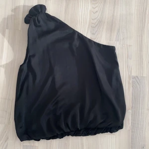 En topp - En svart topp