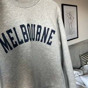 Gina tröja  - Säljer denna fina Sweetshirten från gina med ett mörkblått tryck ”MELBOURNE”. Storlek S. Säljer då den inte kommer till användning. Köparen står för frakt 