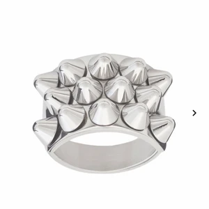 EDBLAD NITRING  - säljer denna ursnygga ring, endast provad, aldrig använd💞 säljer ringen i stl s (16,8 mm). Ringen jag har på bild 3 är stl M (17.5) för referens💕 