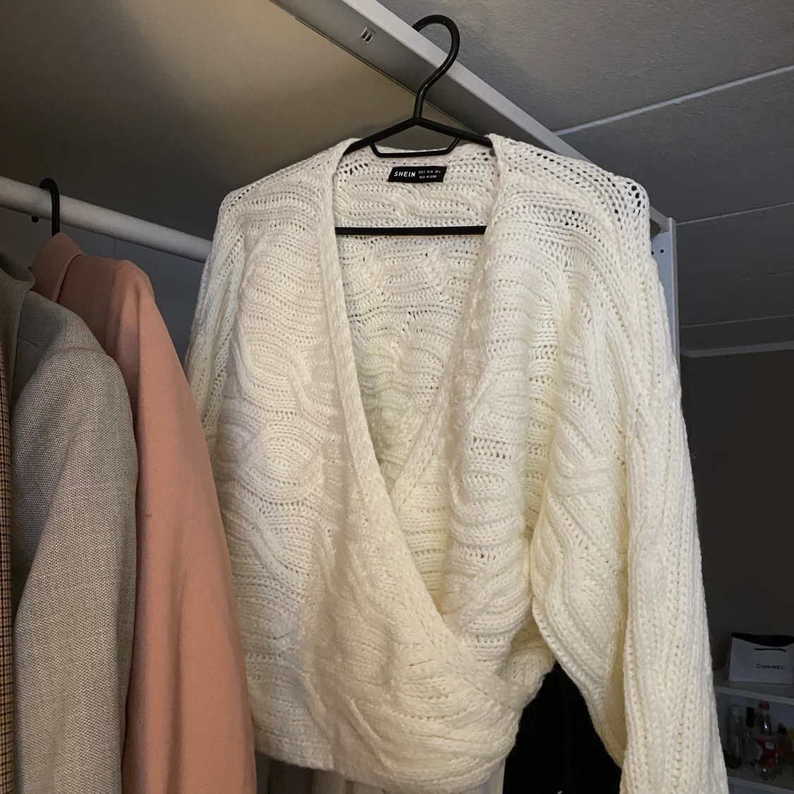 Stickad omlott tröja