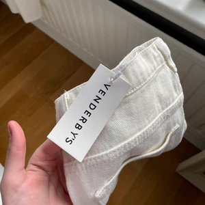 Raka jeans - Raka grädd vita jeans ifrån vendersby, storlek 38 men skulle säga att dem passar en s också, helt oanvända, originalpris 600 