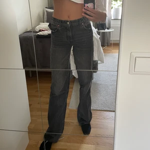 Jeans från Zara - Gråa jeans från zara med låg midja och långa ben. Modellen heter ”Jeans ZW premium 90’s full length” och dom är använda få gånger. Nypris är ca 400kr. Passar mig som är 172 cm lång