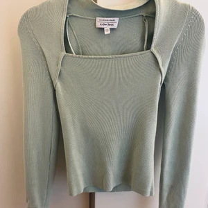 & Other Stories topp - Supersnygg topp tröja från & Other Stories. Endast prövad men måste säljas pga fel storlek. Mintgrön/ljusgrön jättesnygg passform. Tajt och square neck ringning.