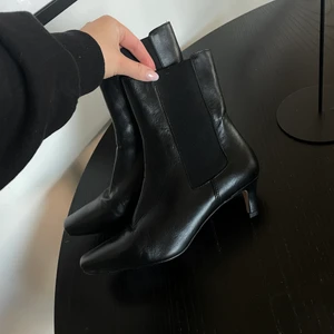 Boots - Sviiiinsnygga boots med lite kantig tipp, och stilett klack som är typ 3 cm lång, riktigt coola