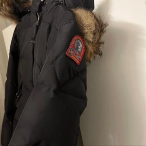 Vinterjacka  - Den värmer enormt, äkta päls och äkta jacka 