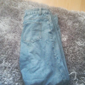 Säljer 1 par jeans - Säljer blåa jeans storlek m. Har aldrig använt dom(bara provat dom)då dom är förstora för mig. Priset ligger runt 100kr, men kan tänka mig att gå ner i priset vid ett snabb och smidig affär. Köparen står för frakten som är 50kr 