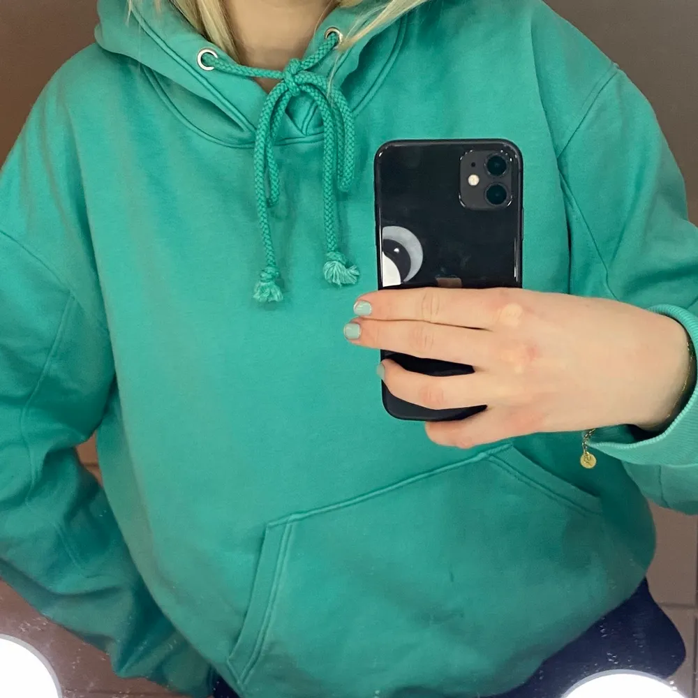 oversized hoodie från weekday. färgen framgick inte så bra på bilderna så skicka privat för fler bilder! använd och tvättad många gånger men i bra skick, inga noppror eller liknande. tyvärr två små fläckar på framsidan som  inte går bort. . Hoodies.