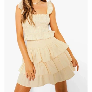 Smockad topp och volangkjol - Beige set med volangstil, väldigt luftigt och skön material. oanvändbar!