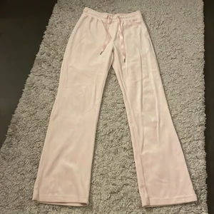 Gina mjukis - Säljer dessa dina babyrosa mjukis byxor i str xs! Dem har några små fläckar som inte syns så jätte mycket enligt mig. Org pris 249! 💗