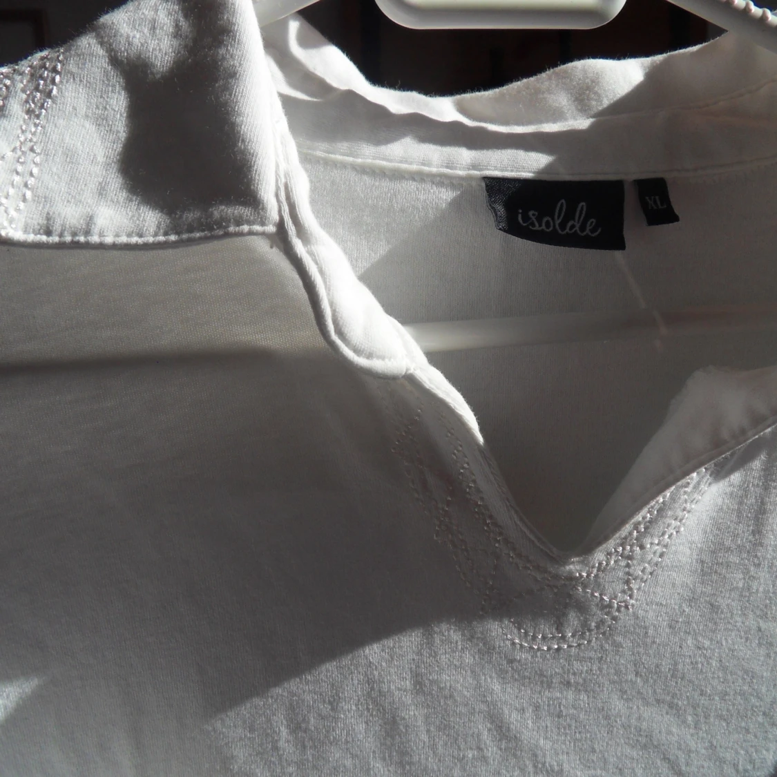 Tshirt med broderad krage