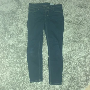 Jeans i strl 29 - Ett par mörk blåa skinny jeans i strl 29. 