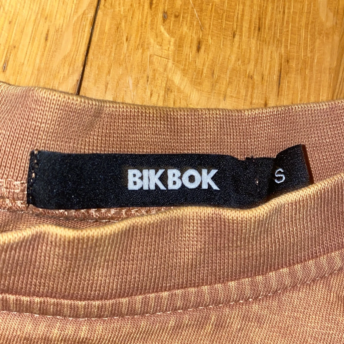 En brun magtröja  - 90