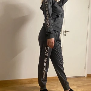 Armani dress strl M - Säljer en äkta Armani dress, den sitter bra och skönt men den sitter lite tajt vid axlarna. Den är använd bara några gånger, ser fortfarande lika ny ut som när jag köpte den, ingen av loggorna har försvunnit eller slitits bort. PRIS KAN DISKUTERAS!!! ORGINAL PRIS: 2000 