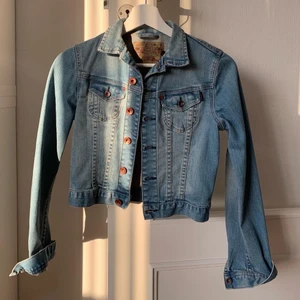 Jeansjacka från Crocker - Superfin jeansjacka från Crocker i storlek XS. Den har tyvärr blivit för liten för mig, därav säljs den. Köparen står för frakten! 💖