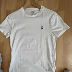 Ralph lauren T-Shirt - Köpt på johnells under 2020. Använt max 5ggr och bara legat och tagit plats. 150 med frakt!