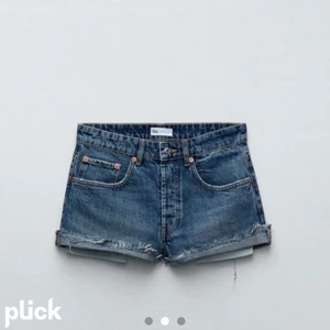 Zara mid Rise shorts  - Säljer dessa slutsålda mid Rise shorts ifrån zara då de var lite för stora på mig, shortsen är i strl 36 med lappen kvar! Skulle säga att shortsen är lite mindre än 36 men ändå inte 34. Midjan är lite mindre än den riktiga storleken, skriv privat för fler frågor eller bilder. Säljer shortsen för 140kr men fler intresserande=budgivning! KÖP DIREKT 270+frakt, HÖGSTA BUD 140+frakt