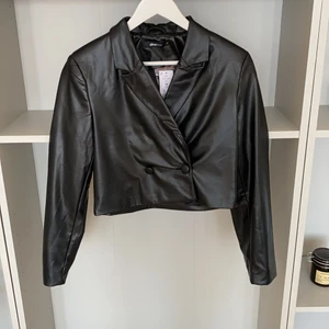 Blazer - Croppad blazer från Gina tricot. Strl 34. Aldrig använd, nyskick! Nypris 599kr