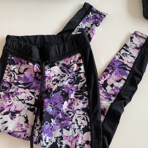 Träningstights  - Tights från Gina Tricot, väldigt fint skick