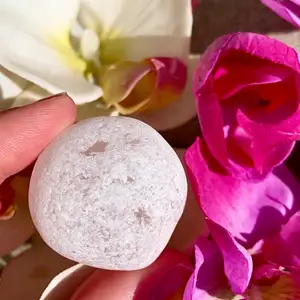 Kristall: Ema ägg cuddle stone i bergskristall  🌸 se mer om kristallens egenskaper på bild 2 💕