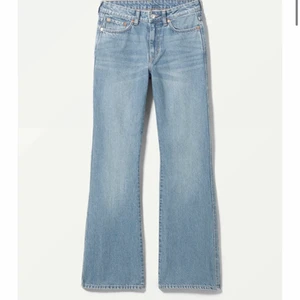 Lågmidjade jeans från weekday!!! - Modell: Sway från weekday:) jättefina, använda några gånger men är för korta för mig!! Skriv vid intresse eller om ni vill ha fler bilder❤️ första bilden är lånad från hemsidan.