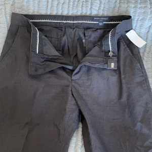 Svarta vintage kostymbyxor  - Galet snygga vintage kostymbyxor som tyvärr är allt för stora för mig. Jag är 168 cm och har oftast 32/34 i byxor. Frakt tillkommer på 66 kr 🥰✨🤍