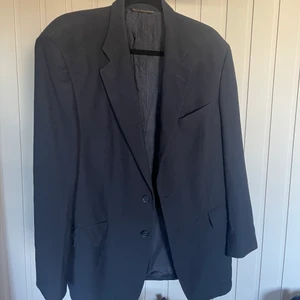 Vintage kavaj i herrmodell  - Säljer mina vintage-kavajer i herrmodell! Jättefin kvalitet i mörkblå/svart, säljaren står för frakten! Storlek oklar men jag bär small i vanliga fall! Pris kan diskuteras☺️ 