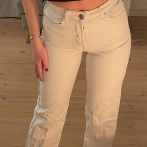 Säljer mina vita/beigea jeans (hög midja) från Bik Bok. Ganska små i storleken men väldigt fina och enkla att styla! Inte använt många gånger och de är i bra skick! De sitter jättebra både fram och bak. (200kr + frakt)🤍🤍🤍