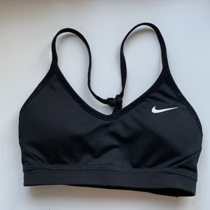 Nike sport bh  - Säljer denna Nike sport bh:n med mesh i ryggen då den är för liten för mig. Den är använd men i mycket gott skick.köpt här på plick. Originalpris I butik 320 kr. Köparen står för frakt på 26 kr. Skriv privat vid intresse eller för fler bilder 🥰