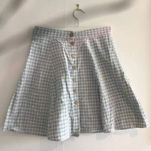 Rutig vintage kjol i storlek M, men skulle säga att den funkar som S/XS. Finns några fläckar på den men syns inte från avstånd. Säljer för 35 kr + frakt (57 kr) 💎