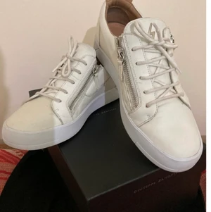 Giuseppe Zanotti  - Varan är i bra skick/ Det är en beställningsvara så det tar runt en vecka att få hem📦 Kontakta mig för fler frågor