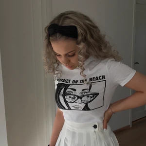 Vit t-shirt med tryck - Jättefin t-shirt som är invikt på bilden. Krymt i tvätten så skulle säga att den passar en xs