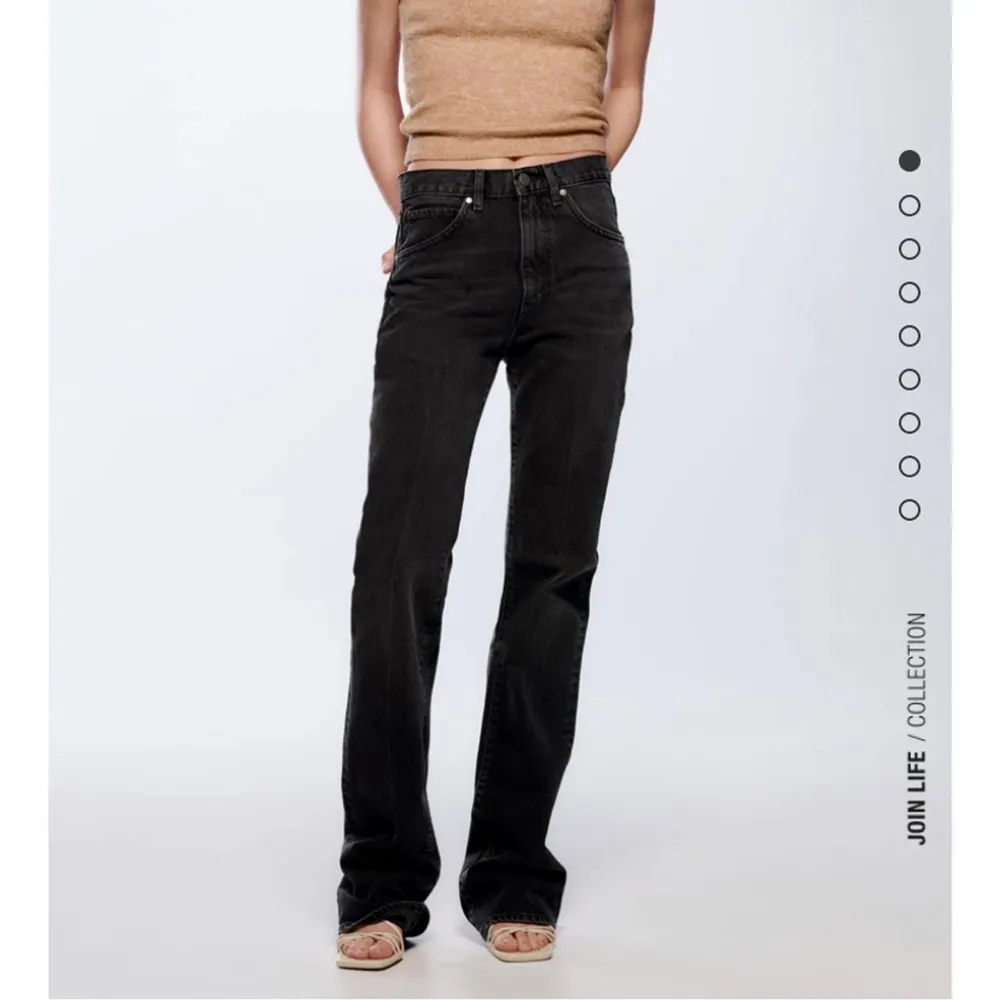 INTRESSEKOLL på mina svarta bootcut jeans från zara i modellen ”Mia Pant”. Fick dom i present men tyvärr fel storlek. Aldrig använda med alla lappar kvar. Om jag bestämmer mig för att sälja, säljer jag dom för 350kr eller köp direkt för 399. Kommer sätta budgivning om flera väljer att buda! Köpare står för frakt.. Jeans & Byxor.