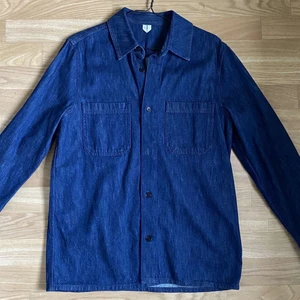 arket jeans skjorta - arket jeans skjorta fungerar utmärkt som en overshirt. i dunder bra skick använd få gånger i storlek 48. köparen står för frakt 💚